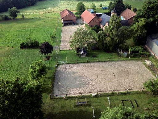 Sicht auf Trail und Reitplatz